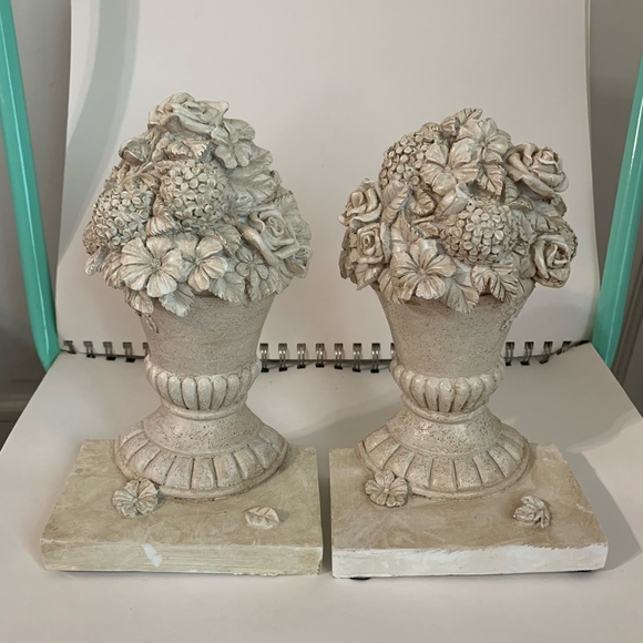 Shabby Chic Style Distressed Ivory Resin Flower Pot Bookends - Picture 1 of 5